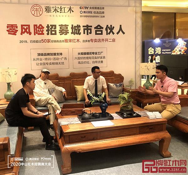 全聯(lián)藝術(shù)紅木家具專業(yè)委員會(huì)執(zhí)行會(huì)長(zhǎng)、紅木資深媒體人、騰訊家居紅木、品牌紅木總編林偉華（右）在直播中講述雅宋紅木的品牌優(yōu)勢(shì)