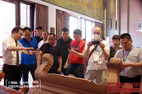 經(jīng)銷商們走進(jìn)雅宋紅木展廳，零距離感受雅宋紅木“六面好”的精品工藝