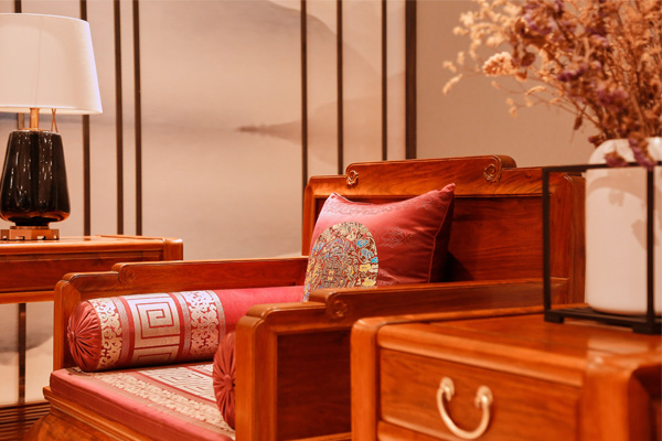 雅宋紅木緬甸花梨家具，設(shè)計(jì)極簡(jiǎn)，頗具宋時(shí)雅風(fēng)